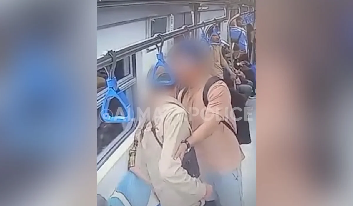 Двое мужчин устроили разборки в вагоне метро Алматы: видео драки