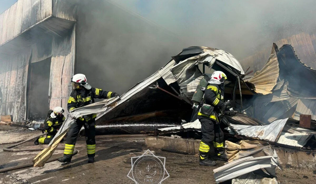 Возгорание в мебельном цехе: пожар по повышенному рангу тушили в Шымкенте (ВИДЕО)