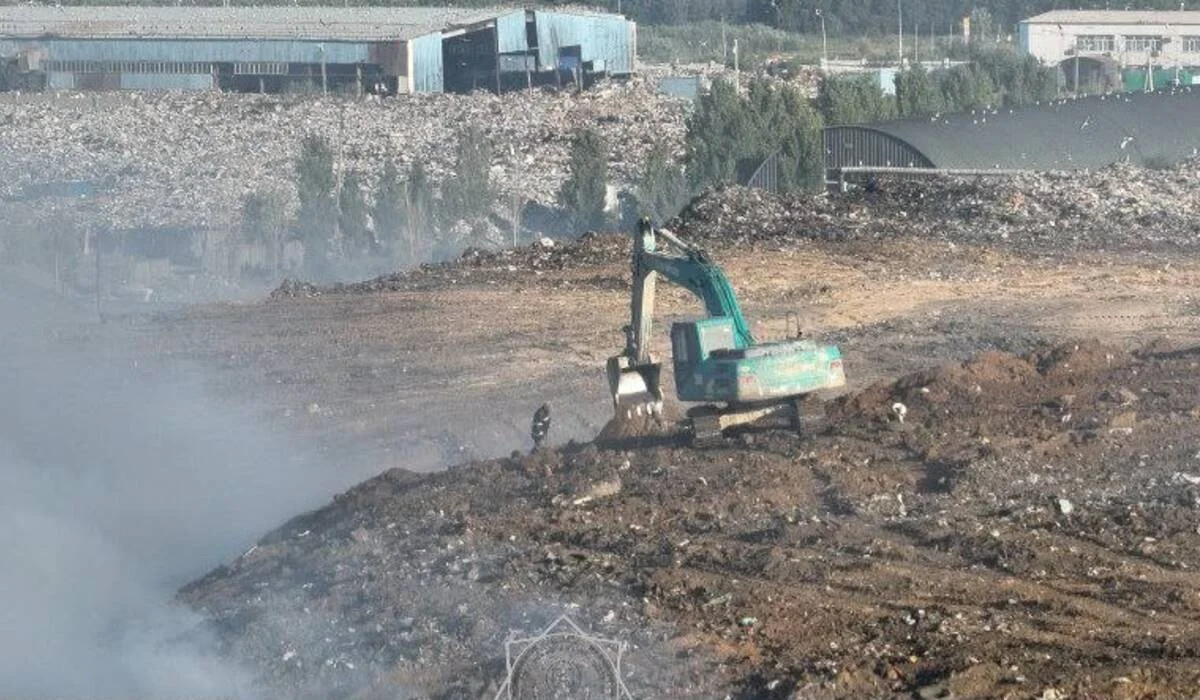 Пожарные третьи сутки борются с крупным возгоранием на полигоне ТБО