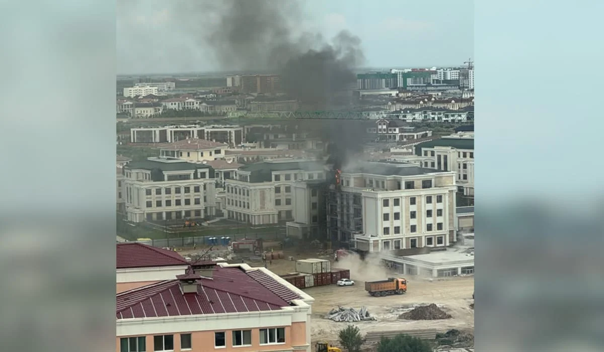 Загорелась кровля: пожар произошел в элитном ЖК «VIP-городок SARANDA» в Астане