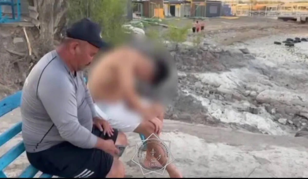 Упал с «банана» и вывихнул руку: на Капшагае спасли молодого человека