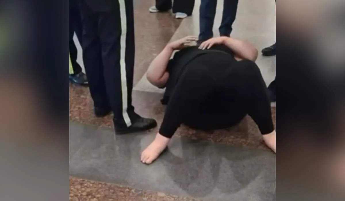Лежащую на полу пассажирку сняли на видео в аэропорту Астаны