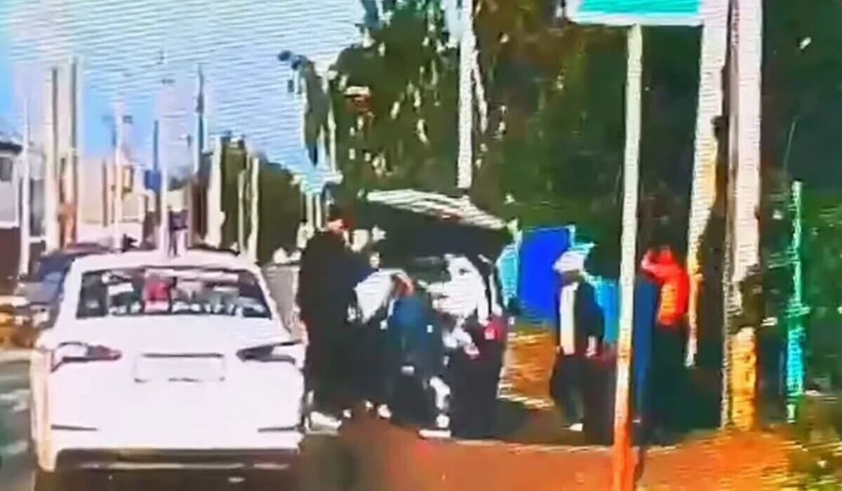 Затолкали в багажник Lexus и увезли: похищение мужчины попало на видео в Актобе