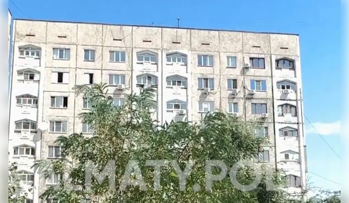 Женщина выпала с девятого этажа и погибла в Алматы