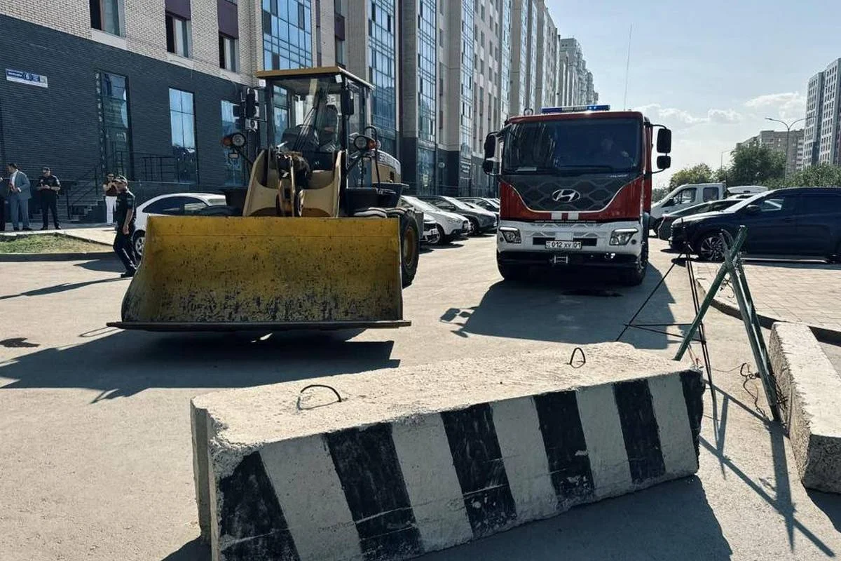 Незаконные шлагбаумы и бетонные блоки начали убирать из дворов многоэтажек Астаны