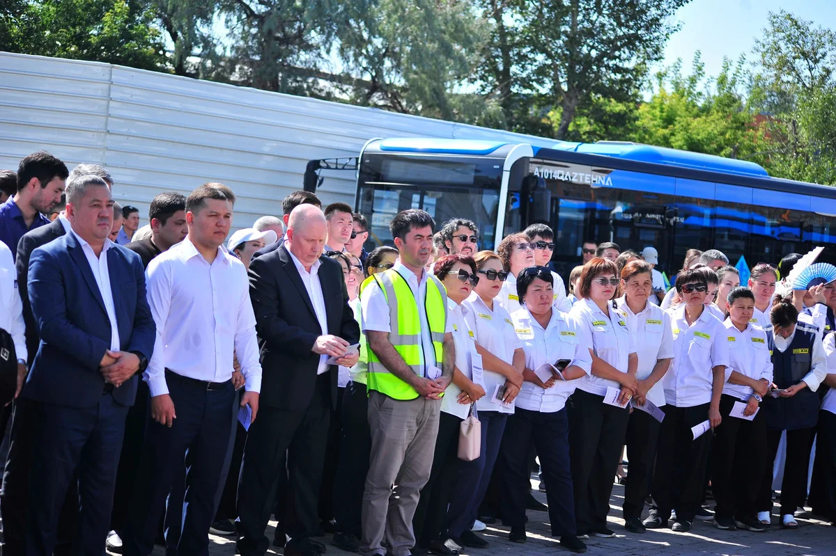Партия «Әділет» встретилась с работниками автобусного парка №1 в Астане