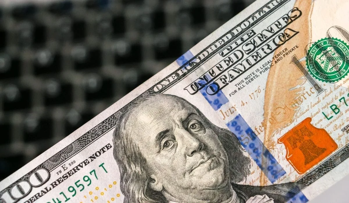 Курс доллара на KASE опустился ниже 468 тенге