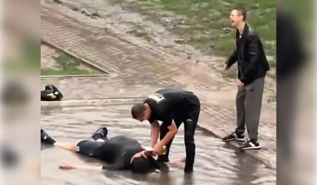 «Жизнь без кредитов»: купавшихся в луже астанчан отправили в изолятор (ВИДЕО)