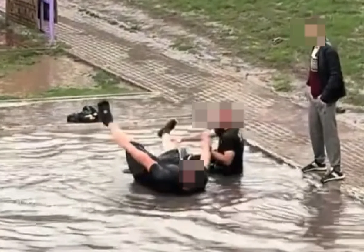 «Жизнь без кредитов»: купавшихся в луже астанчан отправили в изолятор (ВИДЕО)