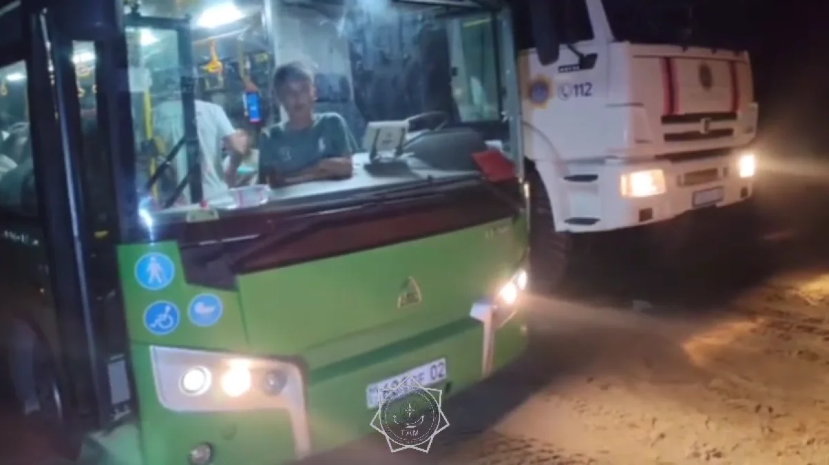 27 пассажиров спасли из застрявшего в грязи автобуса в Конаеве (ВИДЕО)