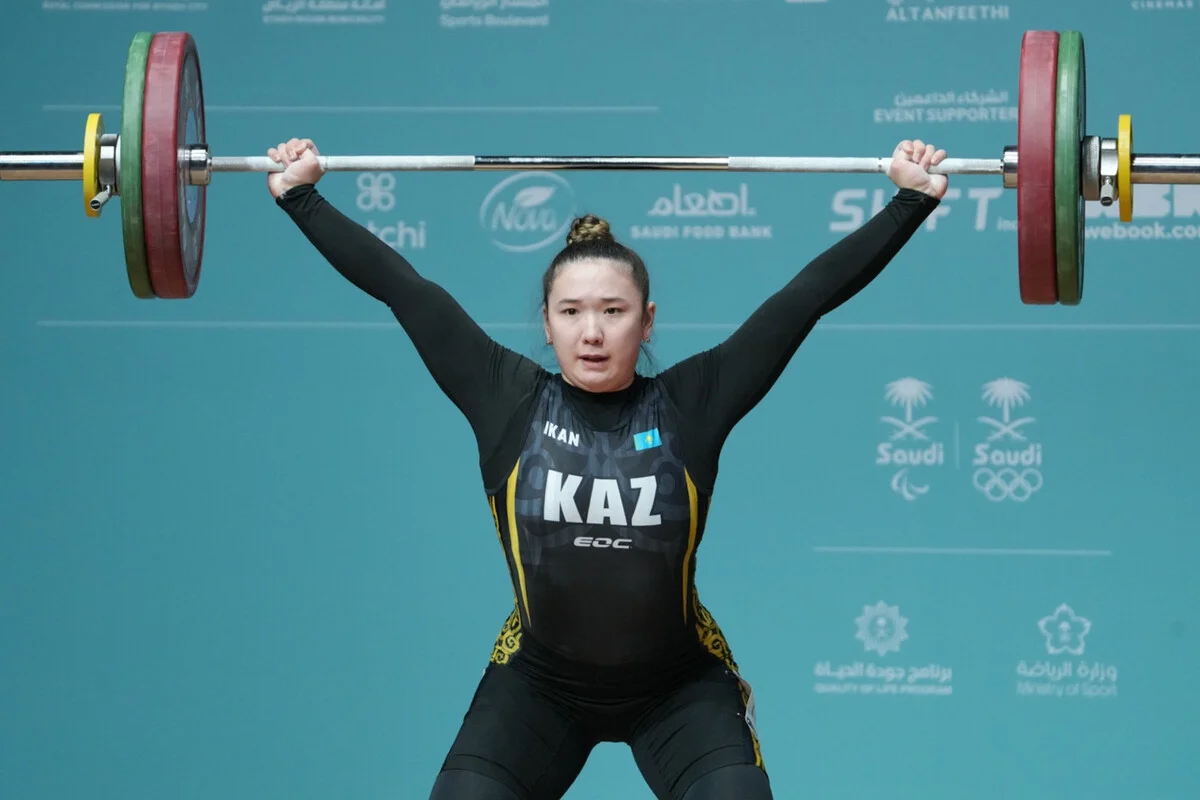 Казахстанка завоевала золото чемпионата Азии по тяжелой атлетике