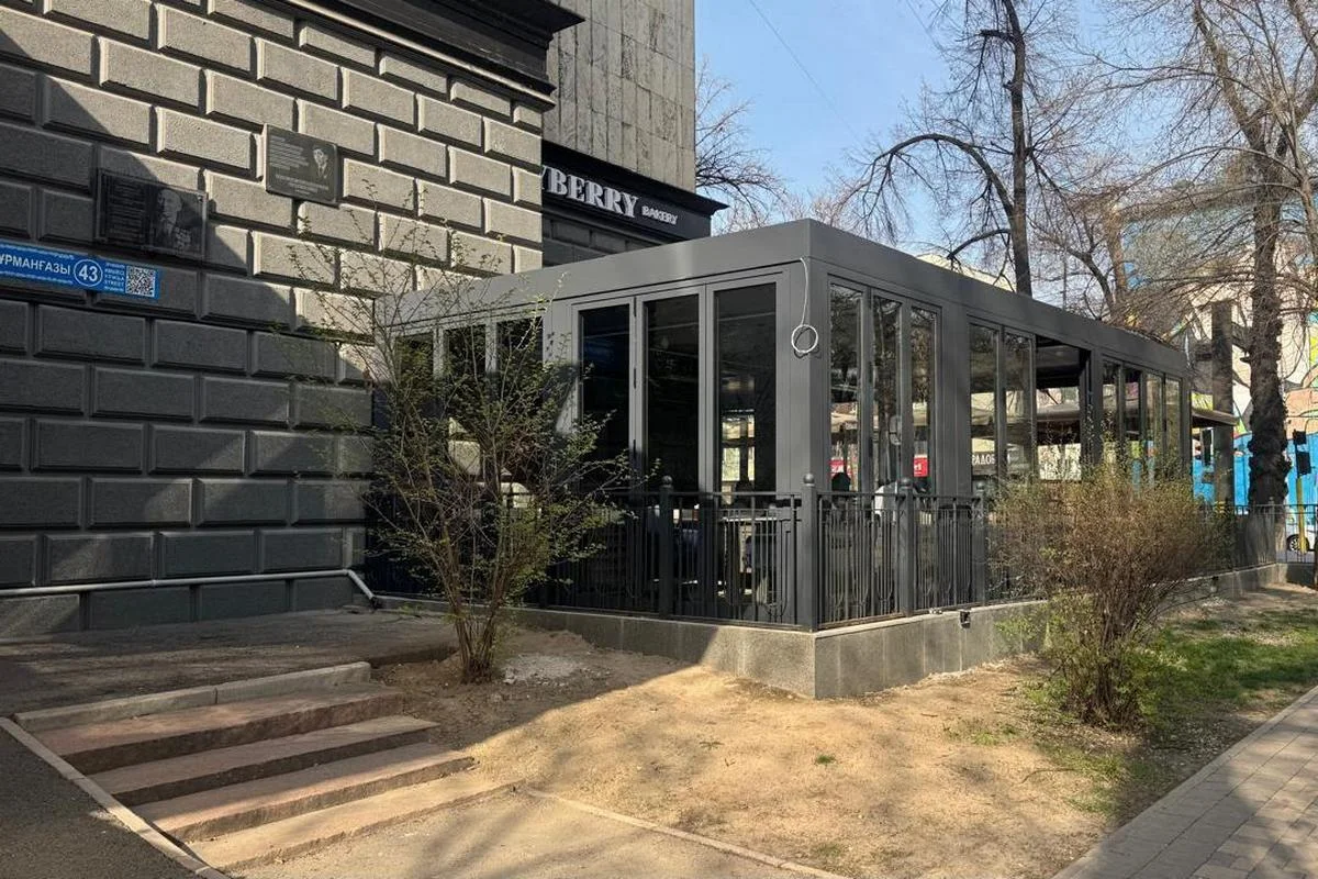 Незаконную пристройку к кафе снесли в центре Алматы