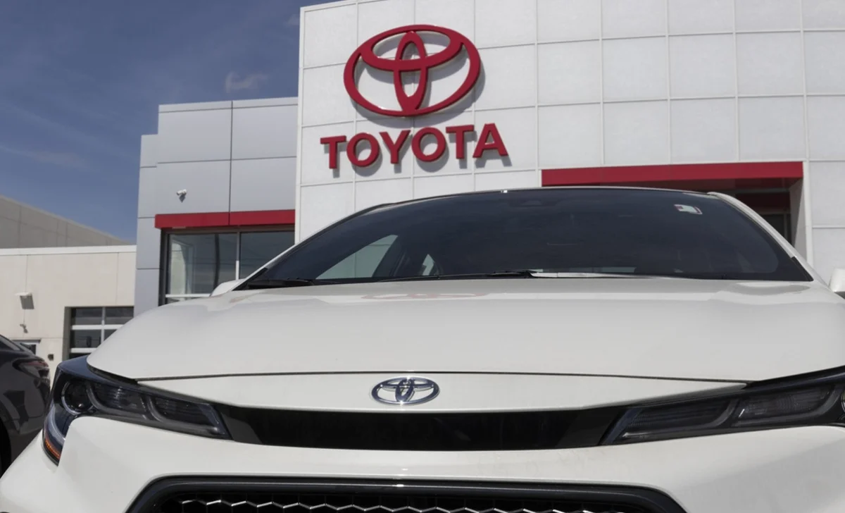 «Комфортнее обсуждать с мужчиной»: алматинка заявила, что менеджер Toyota-центра отказался ее обслуживать