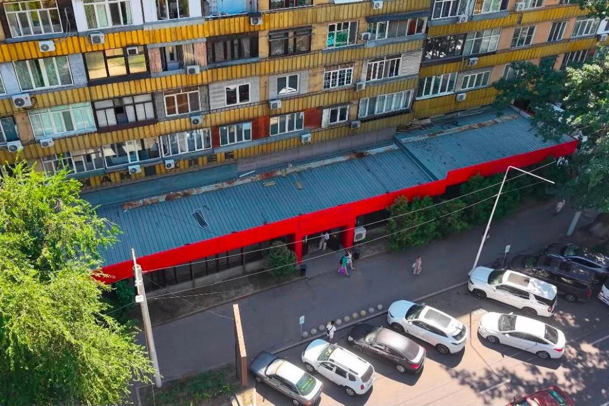 Пристройку к супермаркету в центре Алматы снесли по решению суда