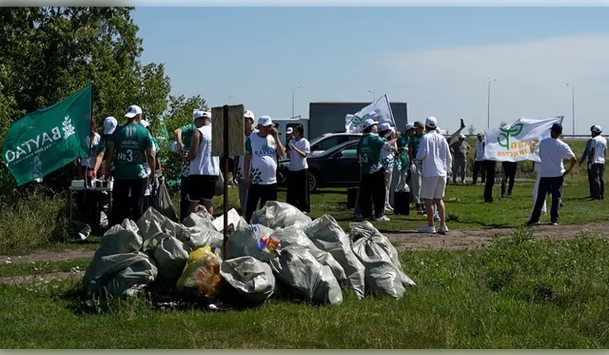 Партия «Байтақ» провела экосубботник возле водоема в Астане