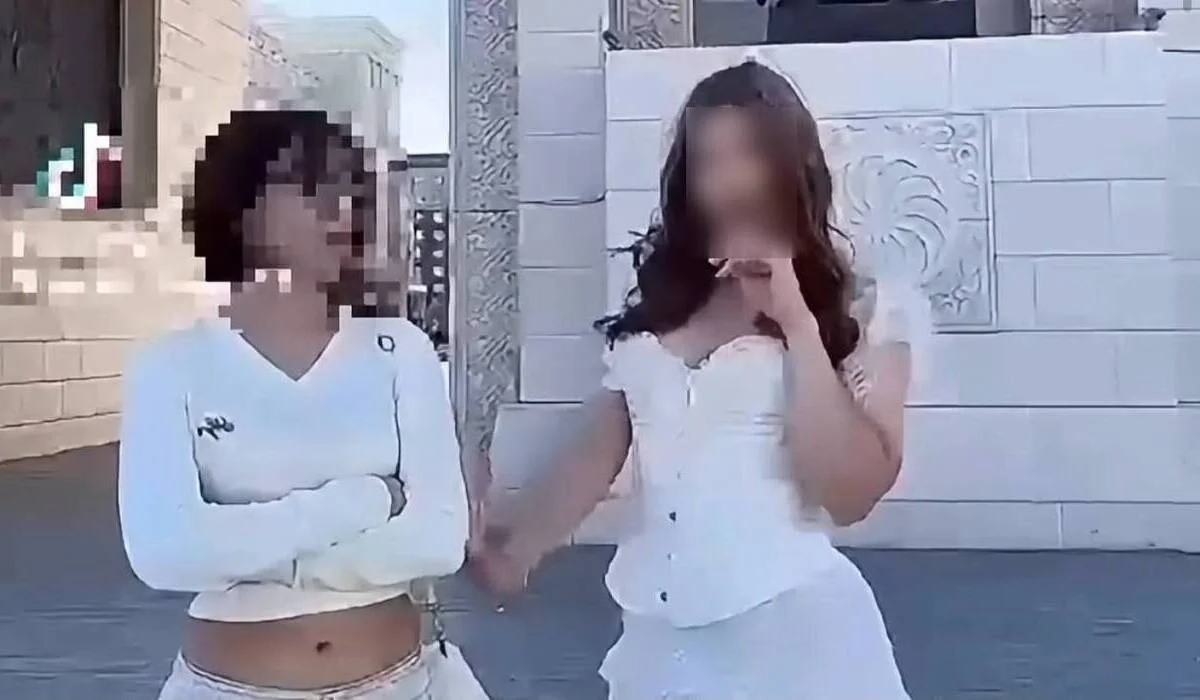 Иностранка сняла видео с нецензурной бранью у Триумфальной арки и получила штраф (ВИДЕО)