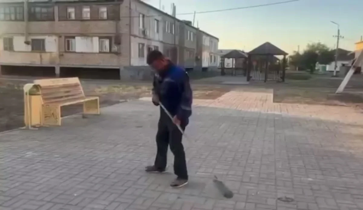 Жителя Кызылординской области отправили подметать улицы за мат в TikTok (ВИДЕО)