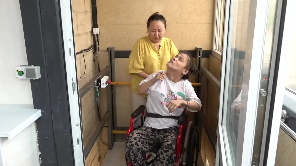 Житель Актау соорудил персональный лифт для дочери с ДЦП (ВИДЕО)