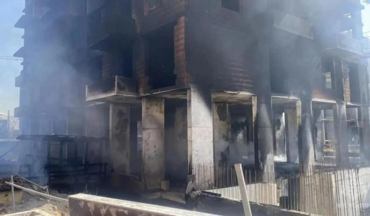 Казахстанец погиб при пожаре на стройке в Омске