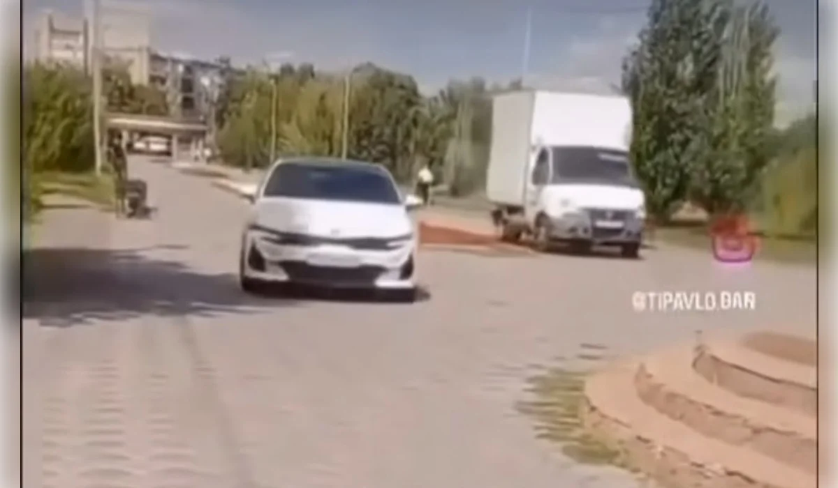 Водители Kia и «Газели» разъезжали по тротуару в Павлодаре (ВИДЕО)