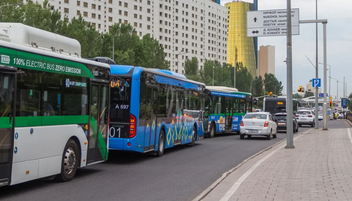 На одном из проспектов Астаны запустили новую автобусную полосу