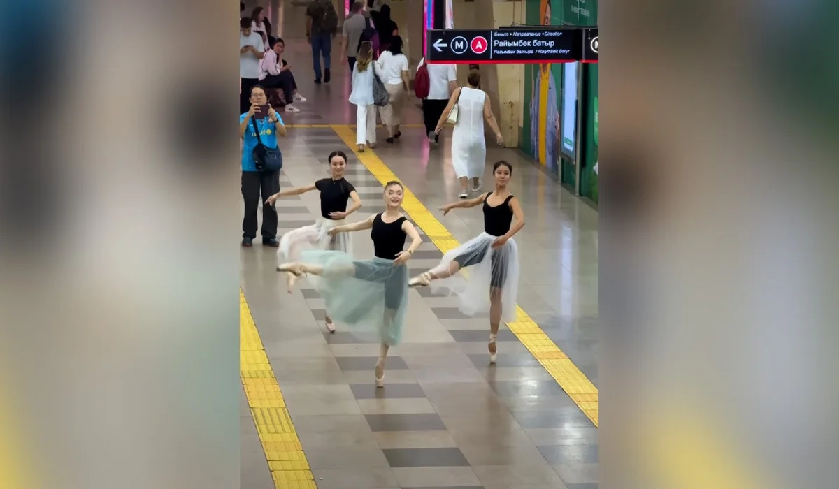 Балерины покорили соцсети танцем в метро Алматы (ВИДЕО)