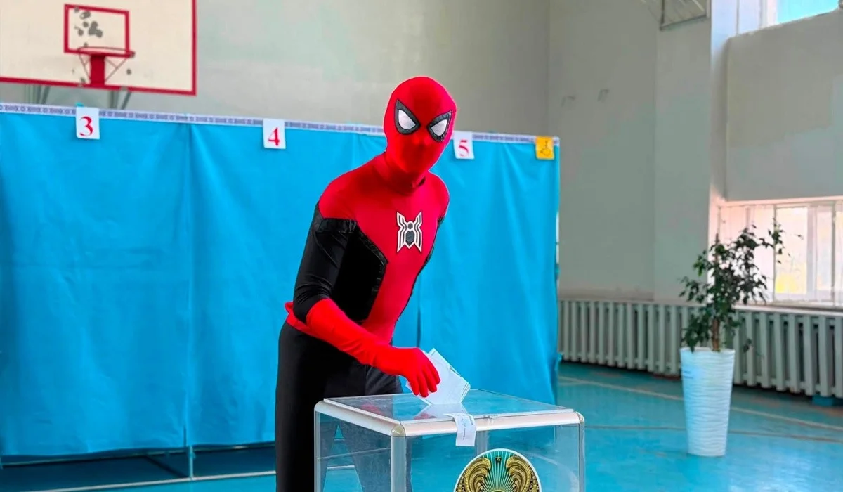 «Человек-паук» проголосовал на выборах в Актау
