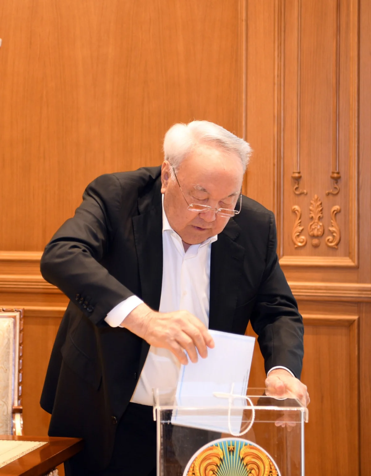Нурсултан Назарбаев проголосовал на выборах депутатов Курултая