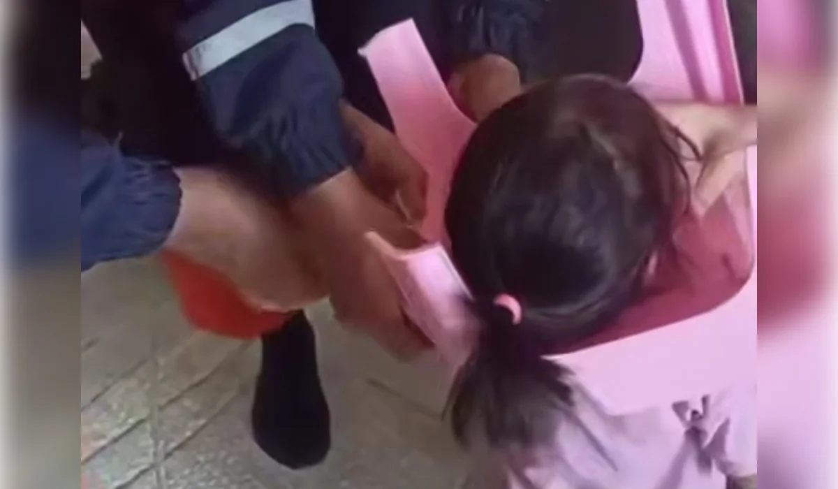 Двухлетний ребенок застрял головой в пластиковом горшке в Таразе (ВИДЕО)