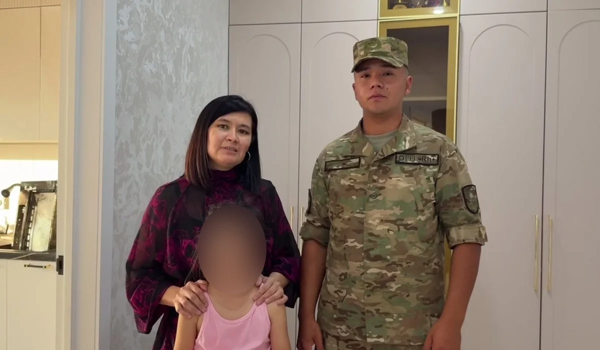 Военный спас двух детей из горящей квартиры в Уральске (ВИДЕО)
