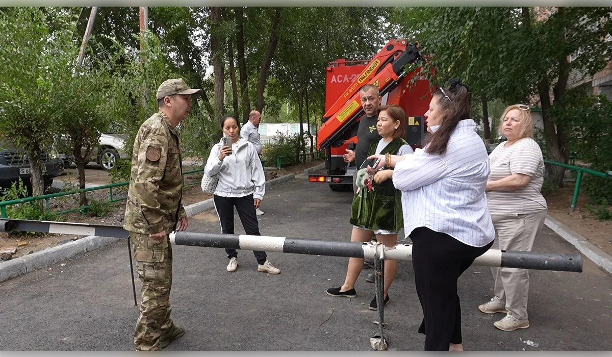 Шлагбаум во дворе многоэтажки помешал пожарным: в Павлодаре разгорелся конфликт с жильцами