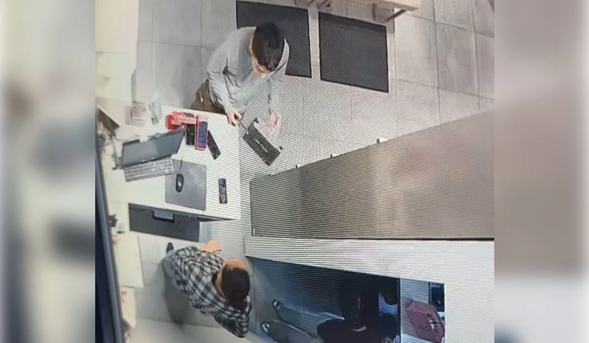 Парень с ножом устроил переполох в торговом центре Астаны (ВИДЕО)