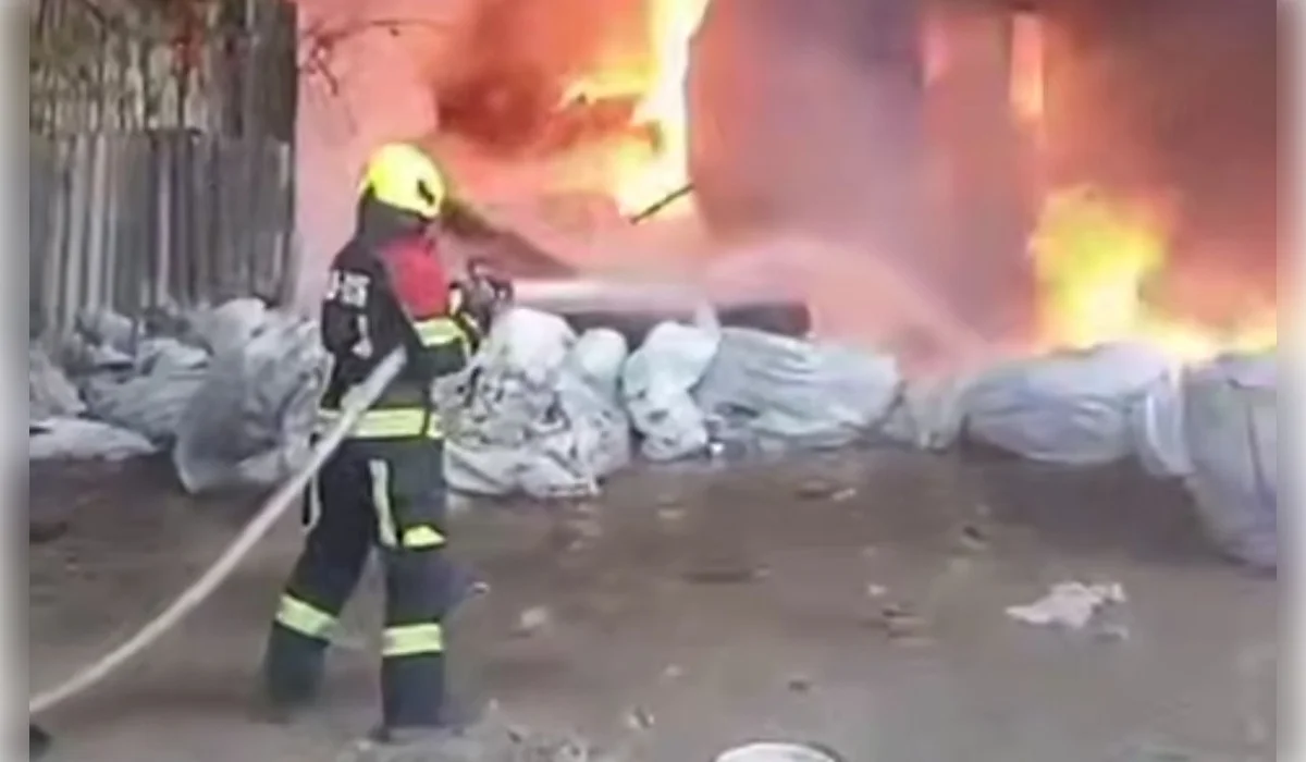 Пожар в цехе по производству пластика тушат в Алматинской области (ВИДЕО)