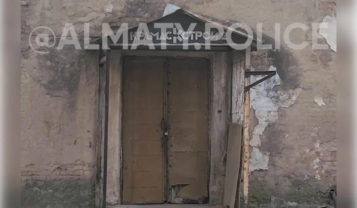 Два парня пытались ночью вскрыть бомбоубежище в Алматы (ВИДЕО)