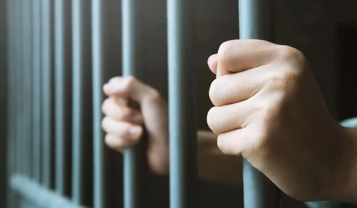 Задержанный четыре раза ударил сержанта головой в ИВС Атырау