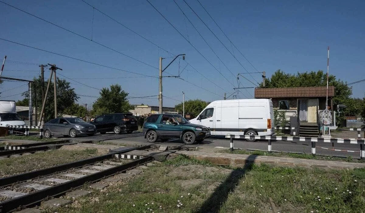КамАЗ, Toyota и трактор выехали на пути поездов: 39 опасных случаев произошли в Казахстане