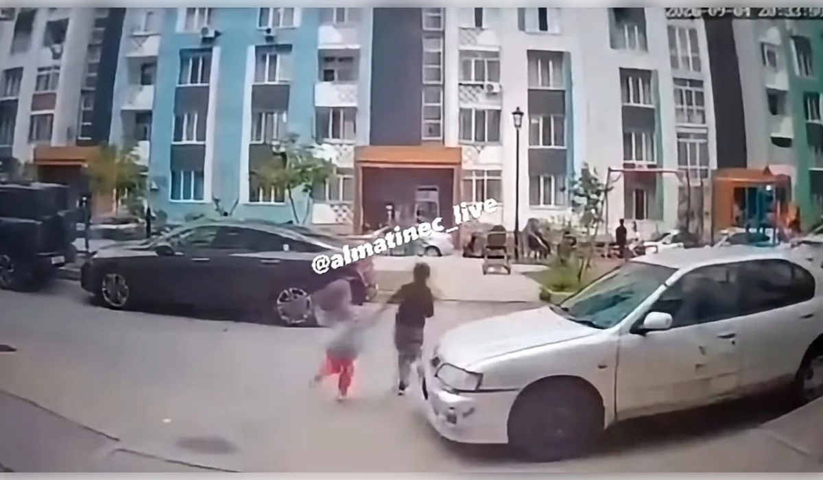 Водитель сбил двух детей во дворе многоэтажки в Алматинской области