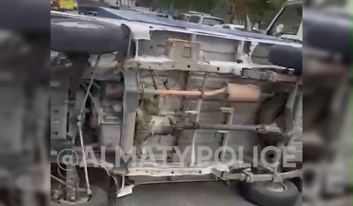 Не уступил дорогу: автомобиль перевернулся после столкновения в Алматы