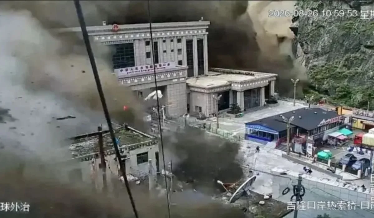 Число погибших при сходе оползня в Непале возросло до 1355