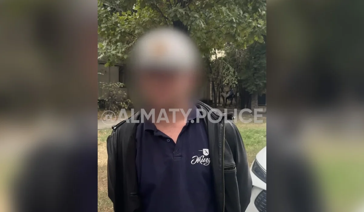 Двое мужчин с ножом напали на бригаду скорой в Алматы (ВИДЕО)