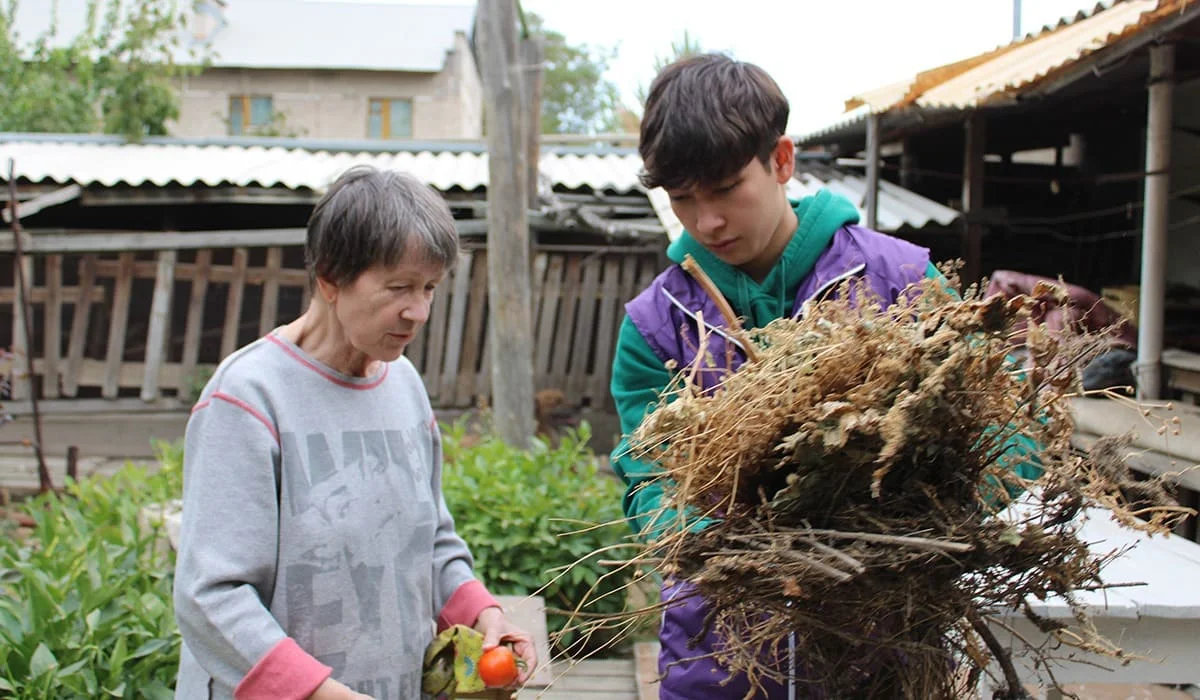Как молодежь партии «Әділет» помогает ветеранам и пожилым людям по всему Казахстану