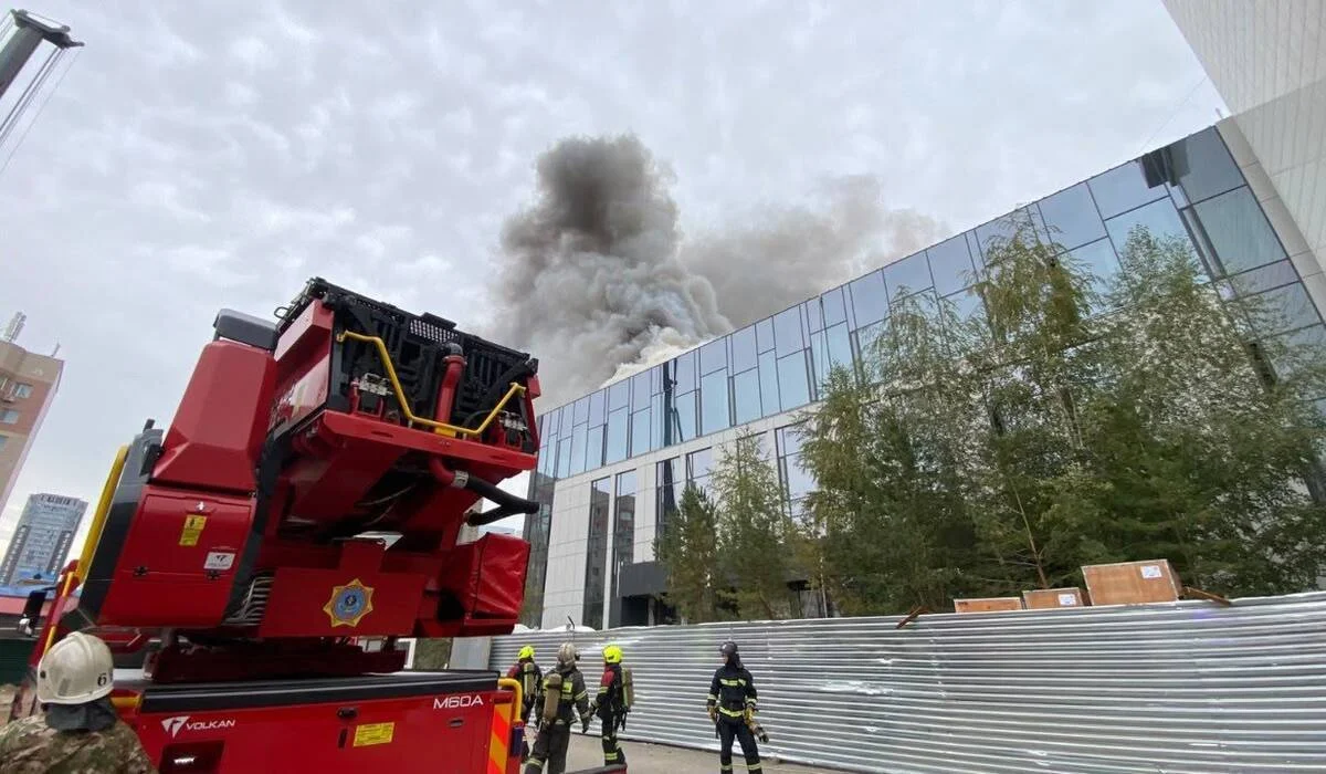 Пожар вспыхнул в строящемся жилом доме в Астане