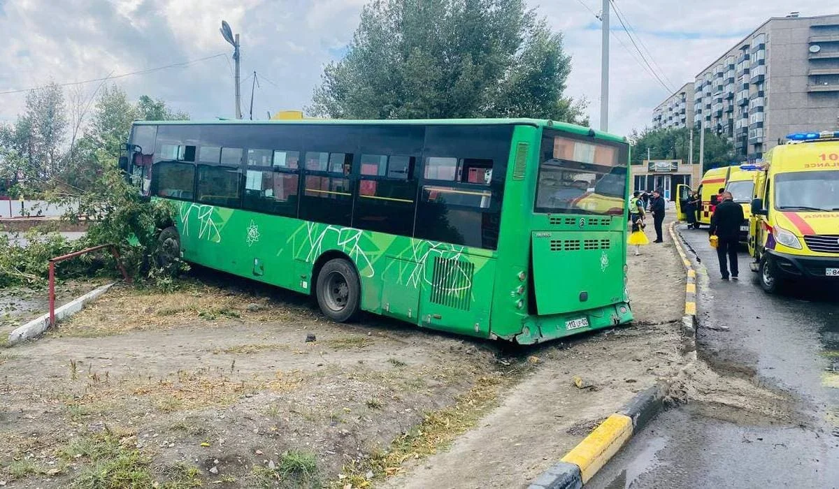 Автобус наехал на стоящий JETOUR X70 в Семее, есть пострадавшие