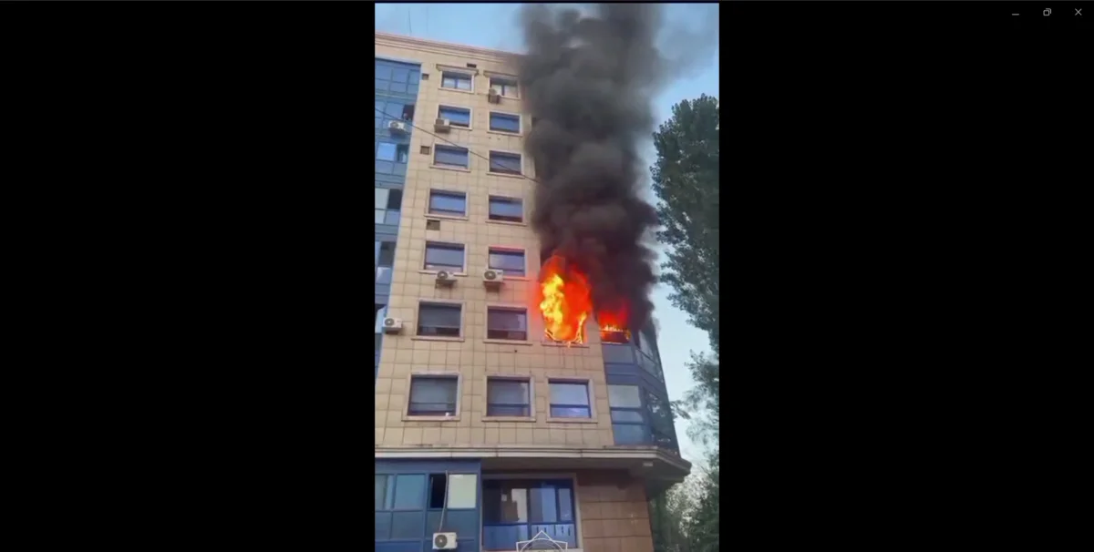 Пламя из окон многоэтажки на рассвете напугало жителей Алматы (ВИДЕО)