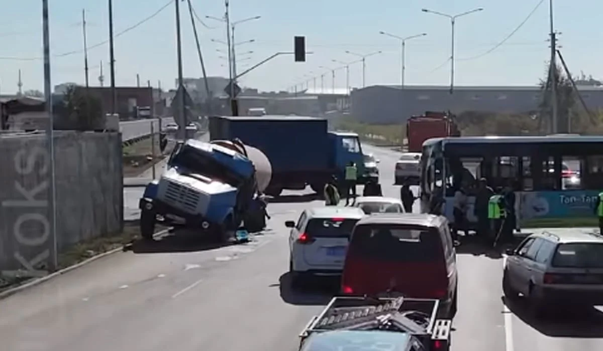 Автобус столкнулся с грузовиком в Кокшетау: есть пострадавшие (ВИДЕО)