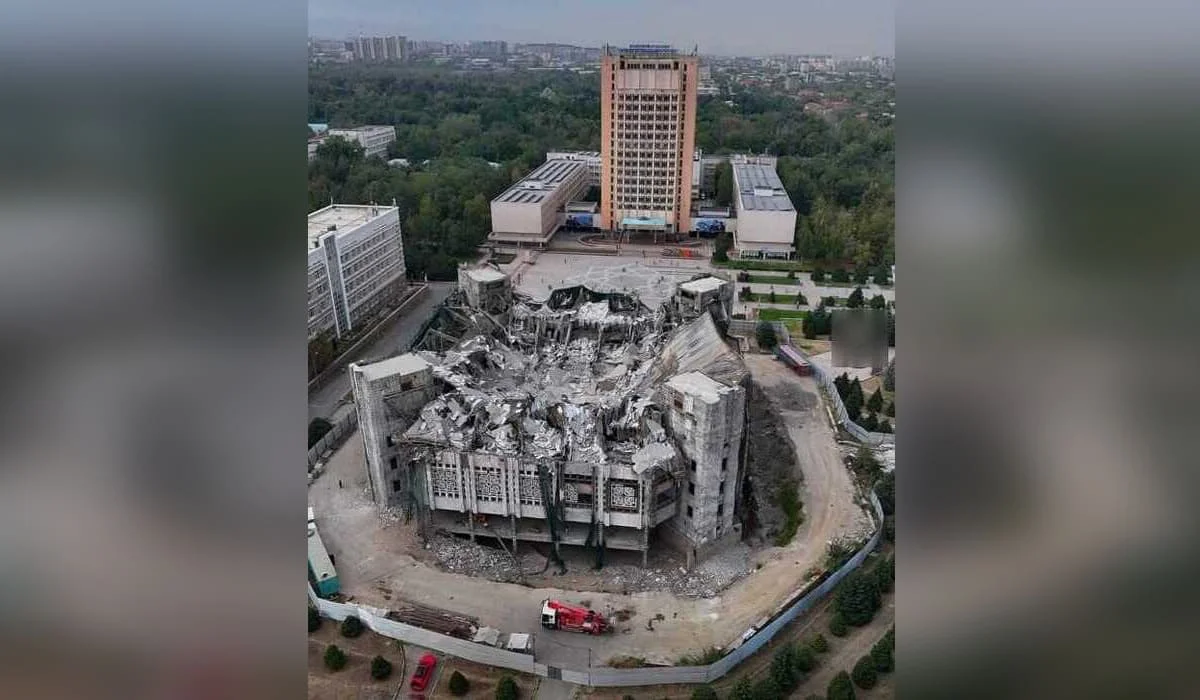 Крыша Дворца студентов обрушилась в Алматы: в КазНУ рассказали, что произошло