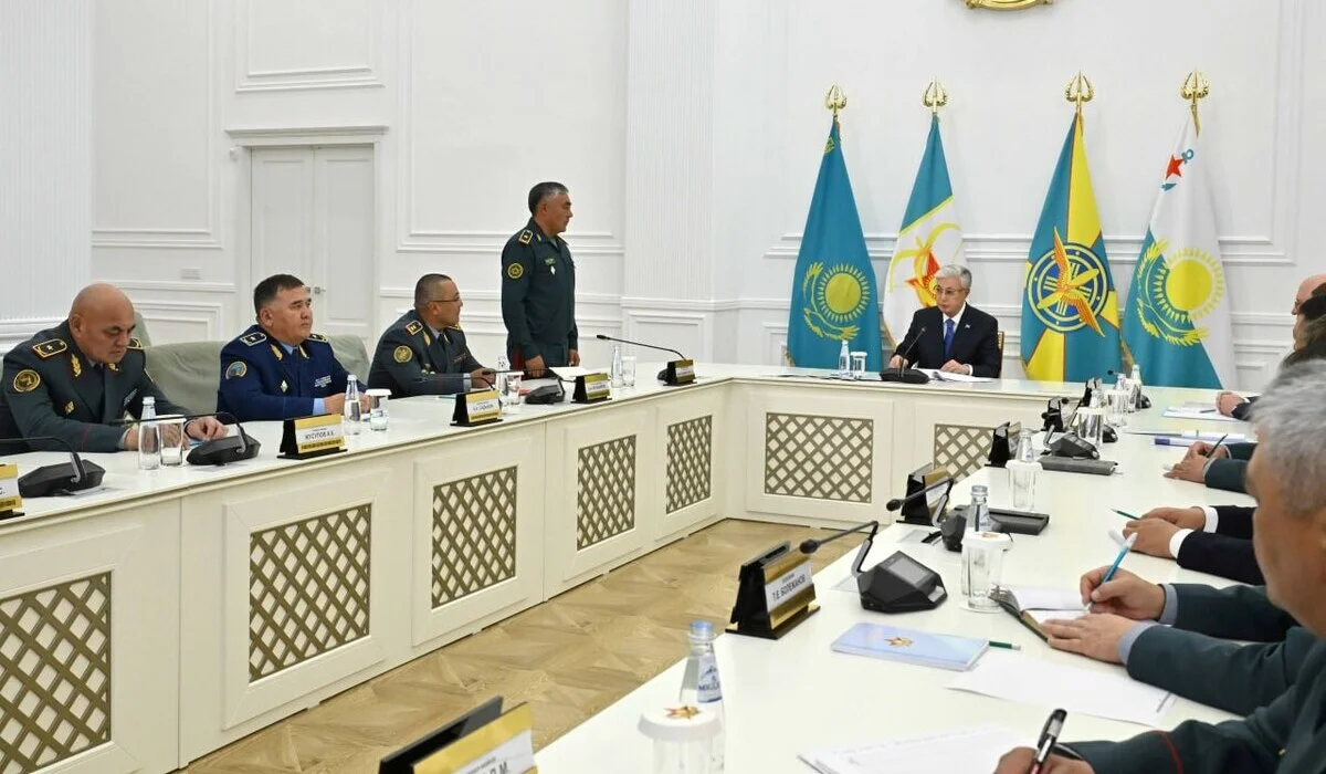Президент провел совещание с руководством Минобороны