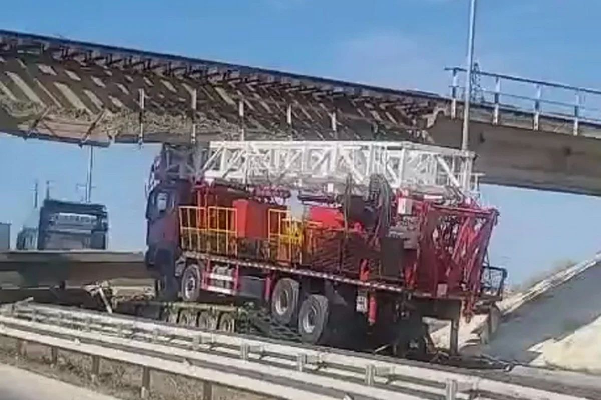 Фура повредила ж/д путепровод в Актау: закрыли въезд в город и движение поездов