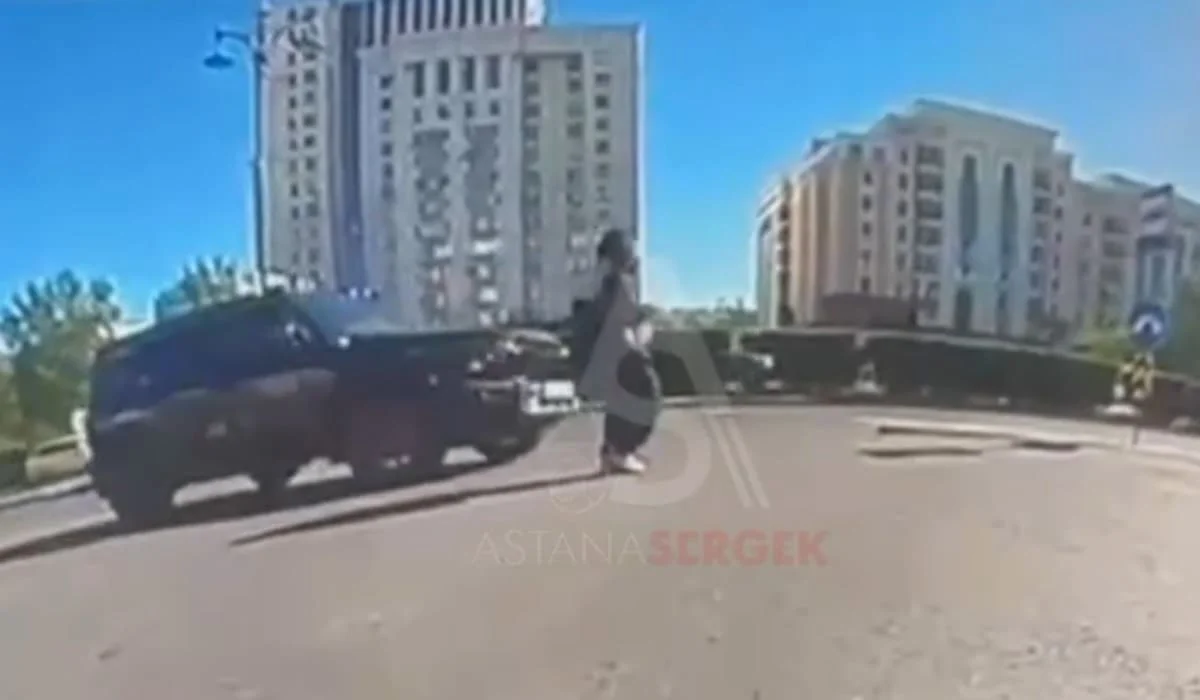 В центре Астаны водитель внедорожника наехал на девушку и уехал с места ДТП (ВИДЕО)