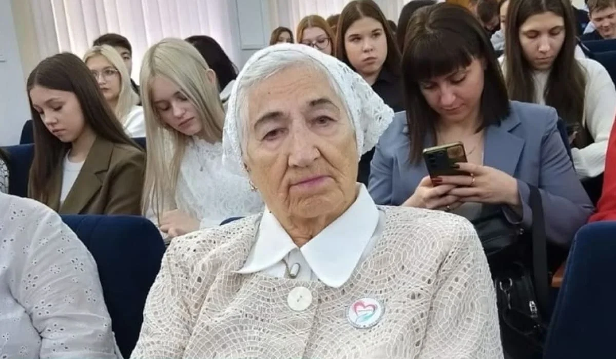 90-летняя казахстанка семь лет помогает другим: чем она занимается